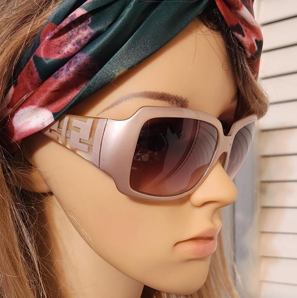FENDI Vintage Pink Sunglasses in Case - Picture 3 of 7
